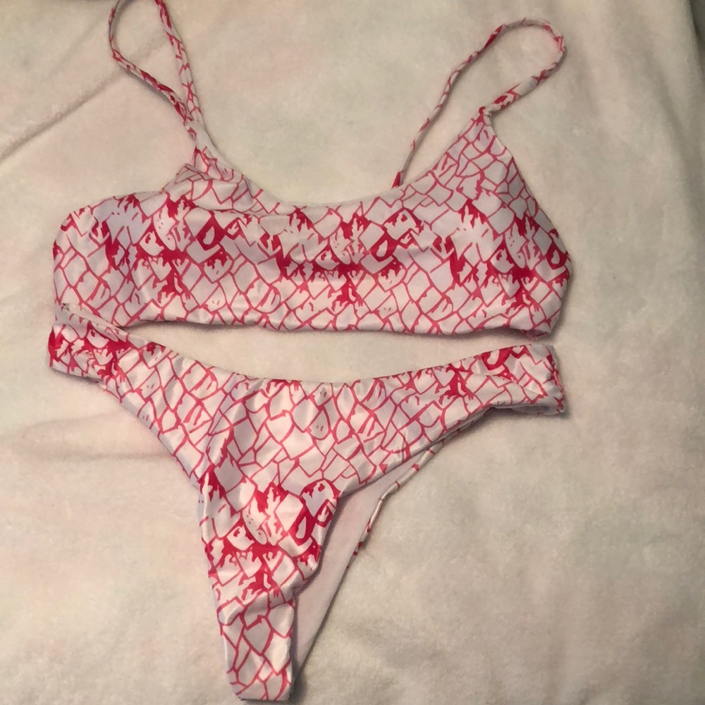 Pink and white romwe bikini with matching bottoms